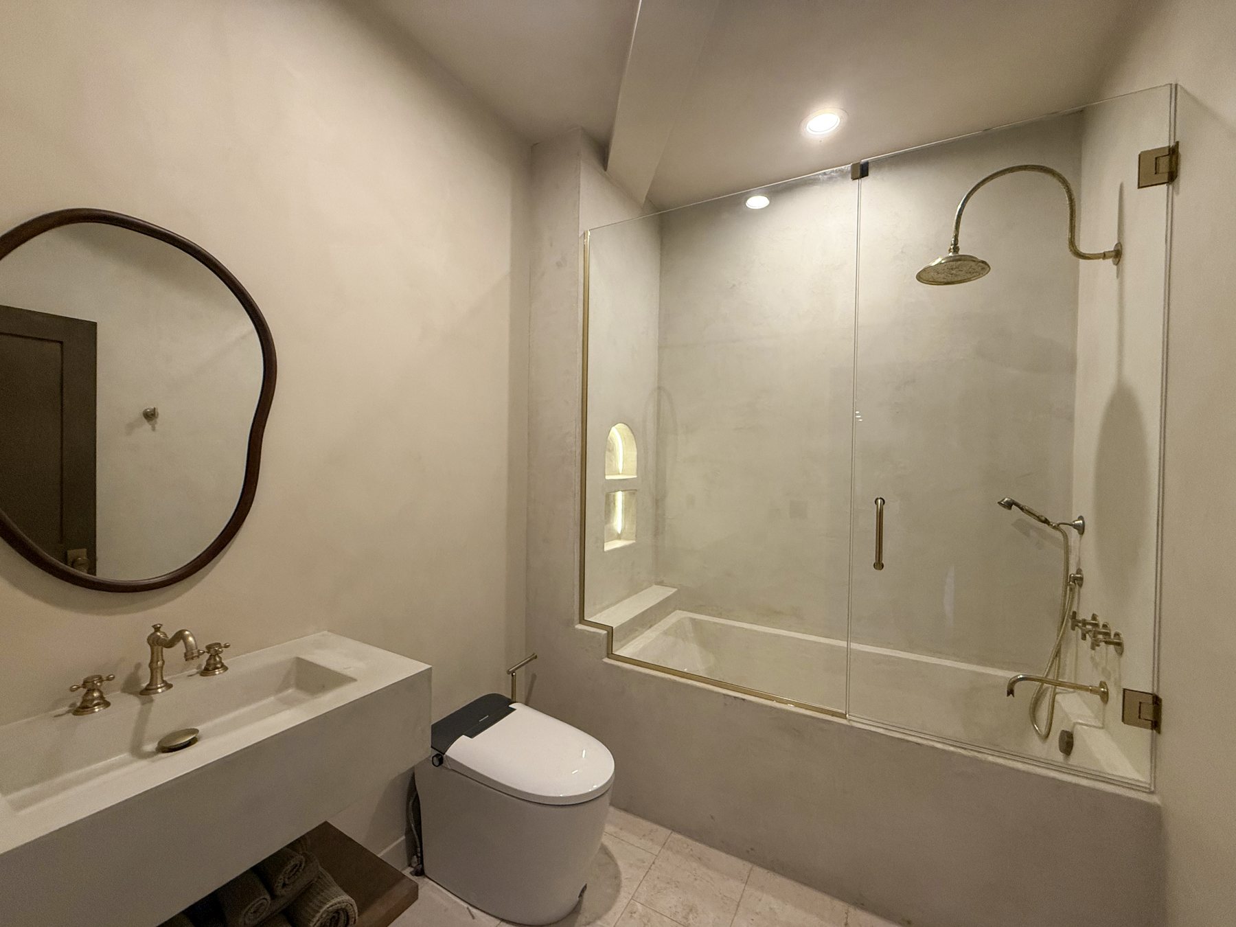 Spa bath with microcement tub and brass